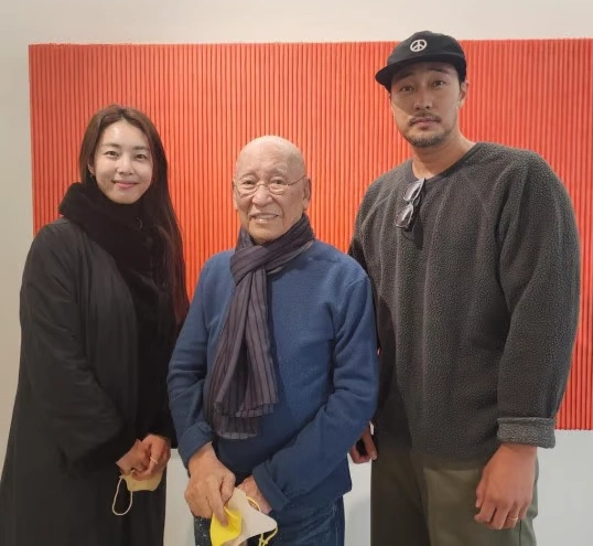 So Ji-sub's wedding story that fell in love with wife at first sight like a movie ( Filmography) So Ji-sub and His Wife, Announcer Jo Eun-jung, in an Official Photo After Marriage
