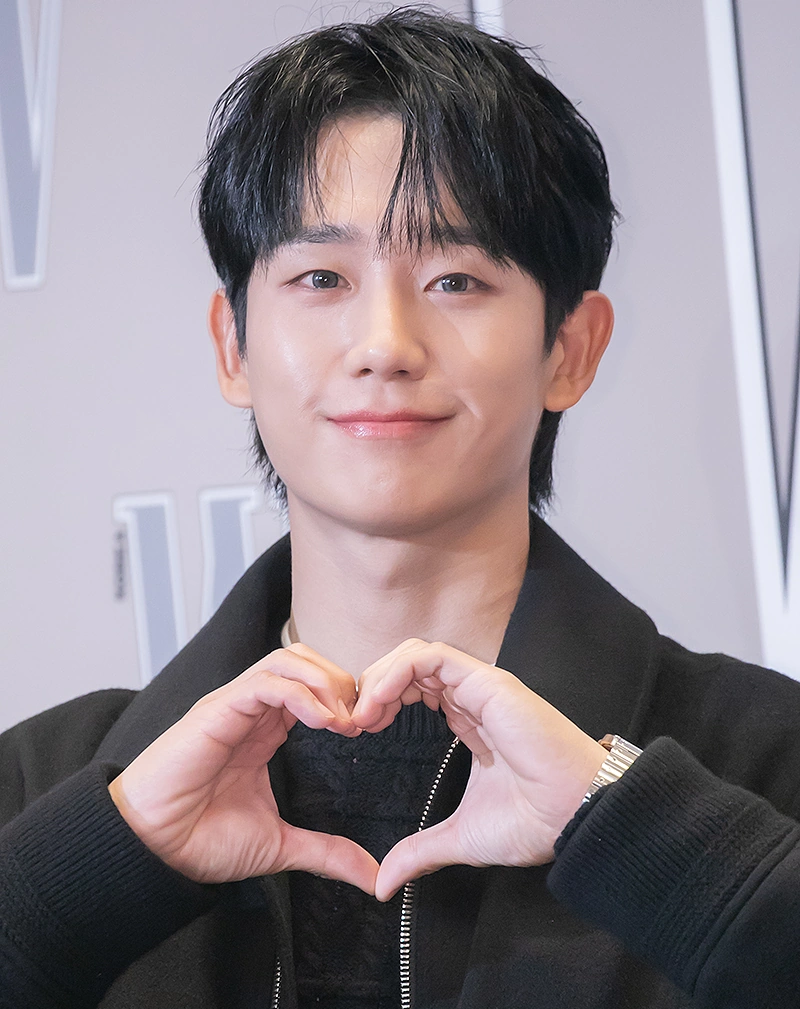 Actor Jung Hae-in Bio, Movies and Shows Actor Jung Hae-in Bio, Movies and Shows